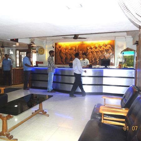Hotel Yatrik เดฟการ์ ภายนอก รูปภาพ