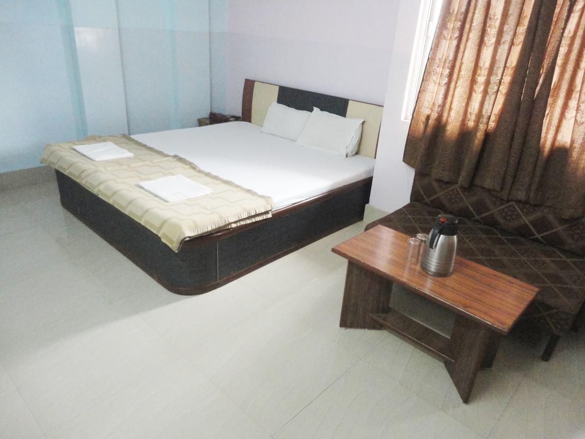 Hotel Yatrik เดฟการ์ ภายนอก รูปภาพ