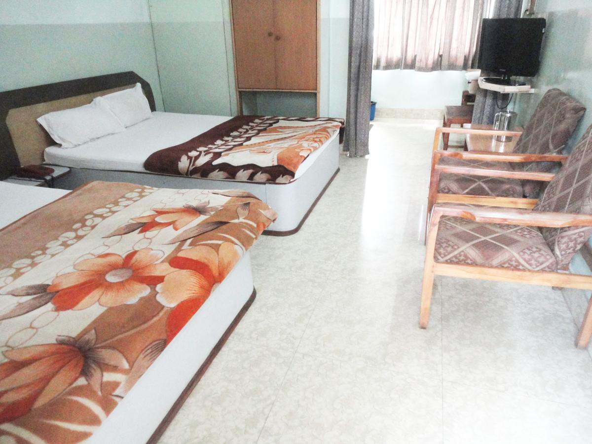 Hotel Yatrik เดฟการ์ ภายนอก รูปภาพ